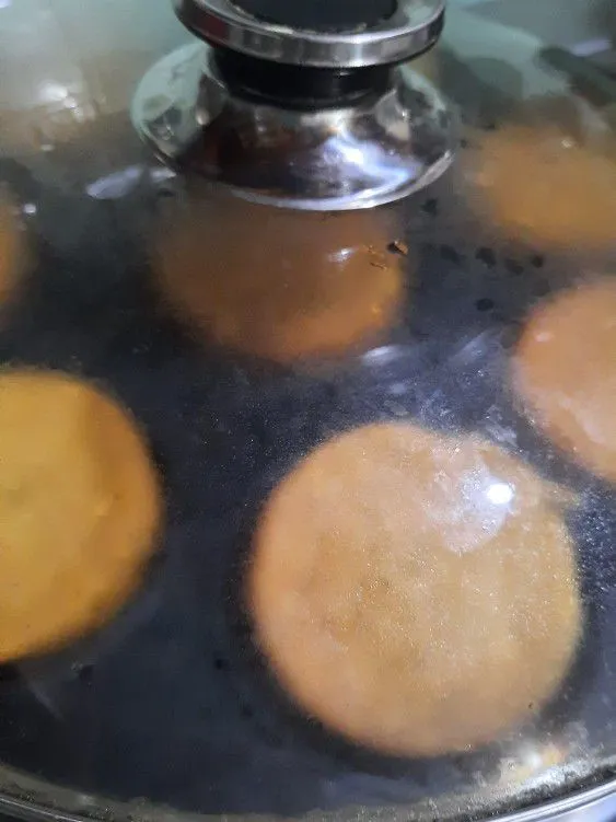 Campurkan bahan ke dalam blender, kemudian panaskan teflon.