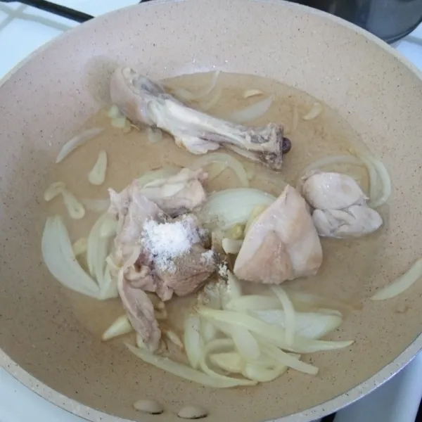 Masukkan daging ayam rebus. Tambahkan air secukupnya, garam, kaldu jamur dan merica bubuk. Masak hingga daging ayam menyerap semua bumbu.