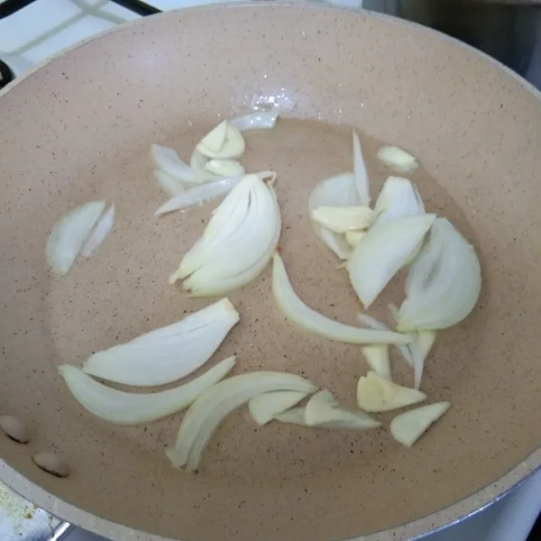 Tumis bawang putih dan bawang bombay hingga berbau harum.