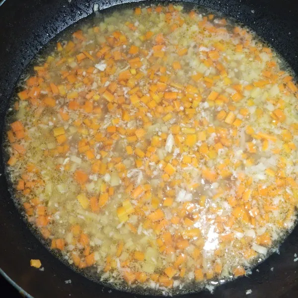 Kemudian masukkan irisan wortel dan kentang. Masak hingga setengah matang dan jangan lupa dikasih garam gula pasir dan penyedap rasa.