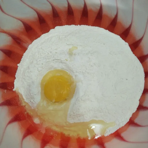 Kemudian buat adonan kulitnya : masukkan tepung terigu, garam dan telur. Aduk rata.