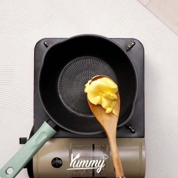 Siapkan teflon lalu tumis bawang bombay dan bawang putih dengan mentega hingga harum.