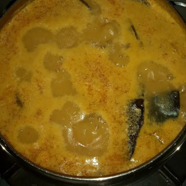 Tuang santan encer, masak sampai semua bahan matang. Koreksi rasa.