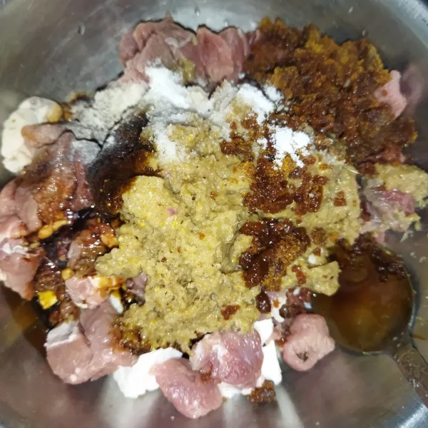 Lalu masukkan bumbu yang sudah dihaluskan kedalam daging sapi, tambahkan garam, kecap manis, gula aren dan air asam Jawa, lalu aduk rata.