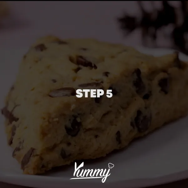 Tambahkan topping lelehan coklat di atas scones. Peanut Butter Choco Scones siap untuk disajikan.