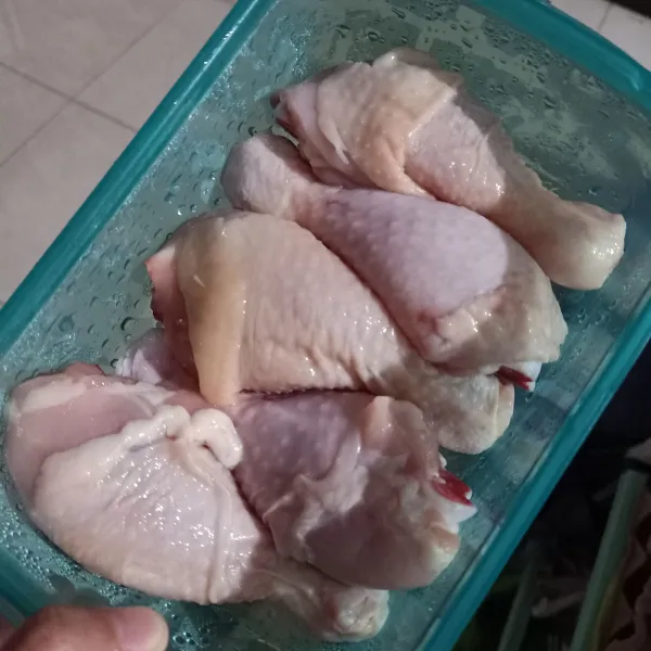 Siapkan paha ayam, cuci sampai bersih.