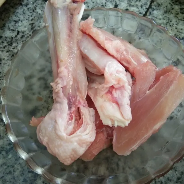 Pertama cuci bersih ayam, lalu iris - iris daging paha ayam.