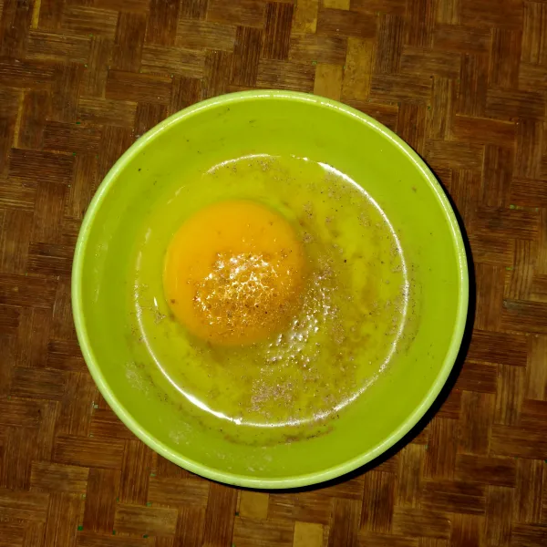 Masukkan kocokan telur, beri merica dan penyedap rasa.