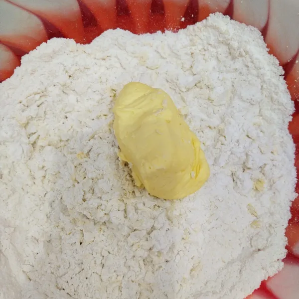 Setelah telur dan adonan sudah rata, kemudian masukkan margarin. Uleni hingga kalis dan adonan diamkan selama 30 menit.