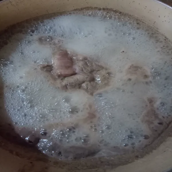 Rebus daging dendeng, asam jao dan kaldu sapi, masak sampai bumbu meresap.