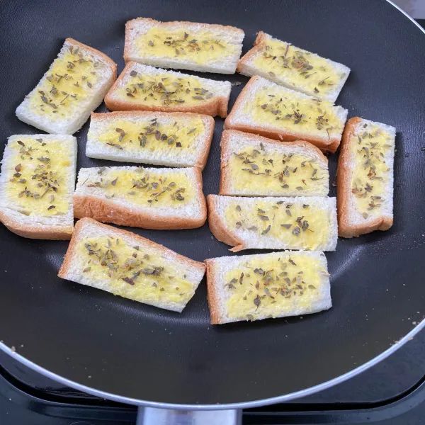 Panggang roti menggunakan teflon yang tertutup rapat selama kurang lebih 20 menit. Balik roti agar sisi lainnya menjadi renyah.