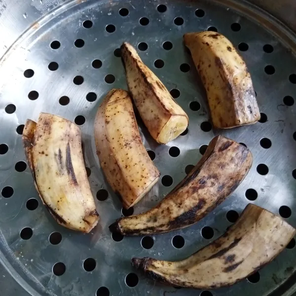 Potong pisang jadi dua bagian. Kukus sampai matang.