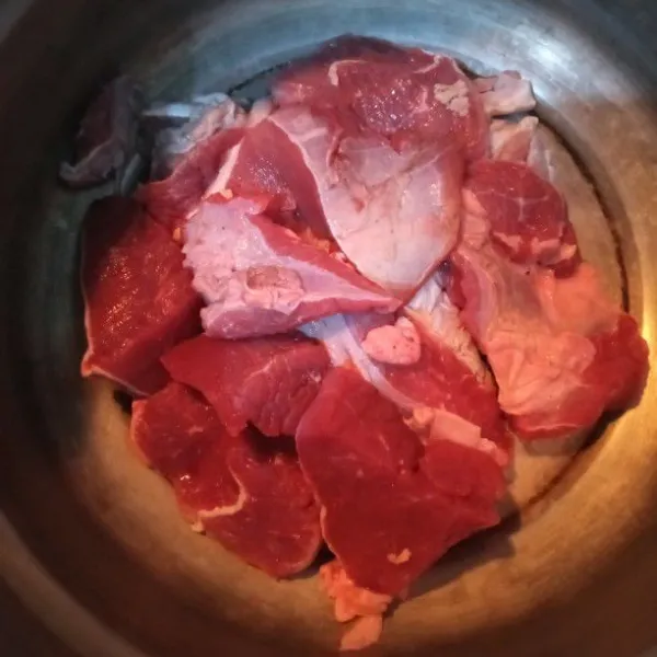potong-potong daging, kemudian masukkan dalam panci presto.