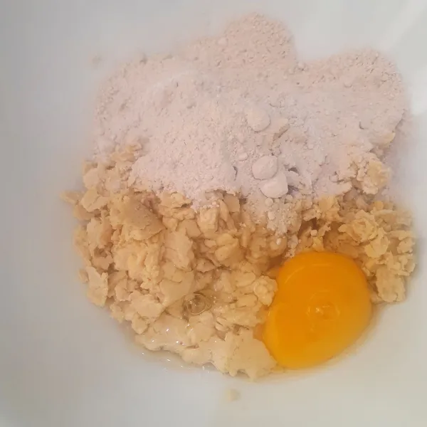 Siapkan dalam wadah ; tempe, bawang putih halus, lada bubuk, garam, telur dan tepung tapioka. Aduk hingga tercampur rata.