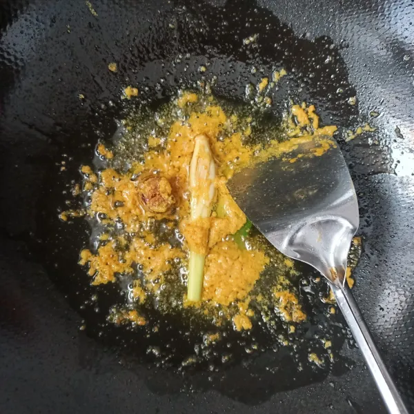 Tumis bumbu halus dan bumbu aromatik hingga harum.