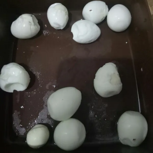 Rebus dan bersihkan telur puyuh