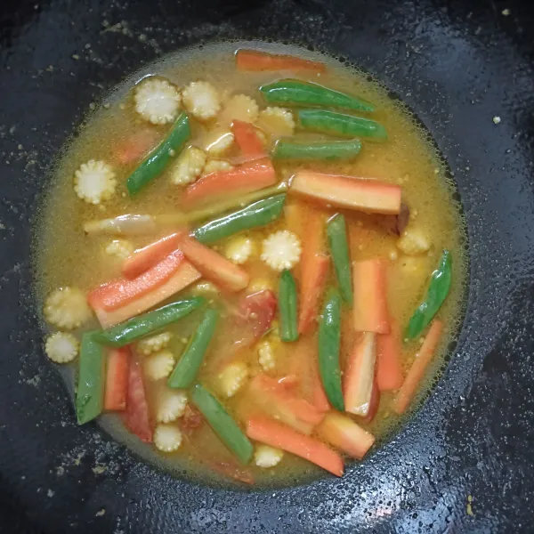 Tambahkan air, lalu masak hingga mendidih.