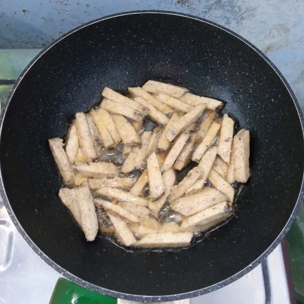 Siapkan tempe menjes. Potong-potong. Kemudian goreng sampai batang. Angkat dan tiriskan.
