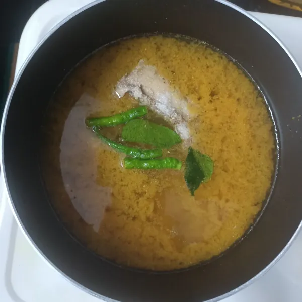 Tuang air dan bumbui dengan garam dan gula.