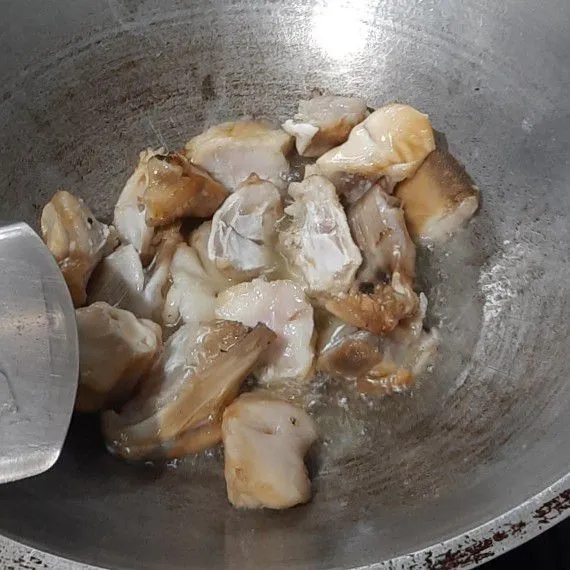 Cuci bersih ikan parinya, kemudian beri sedikit garam lalu goreng 1/2 matang saja. Sisihkan.