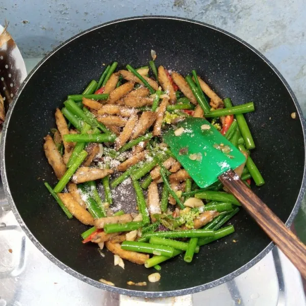 Tambahkan gula, garam dan lada bubuk. Aduk rata. Masak sampai matang. Icip rasa. Angkat dan sajikan.