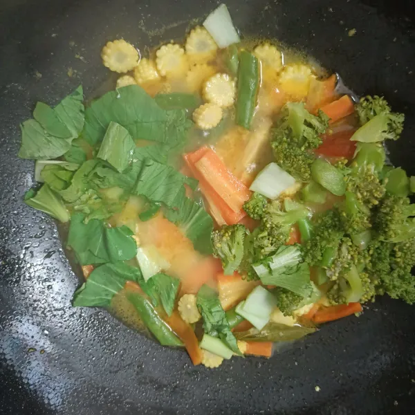 Masukkan brokoli dan sawi.