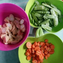 Potong sayuran sesuai selera.