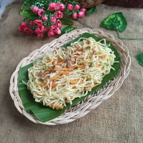 Pindahkan ke piring saji, lalu hidangkan hangat dengan taburan bawang goreng.