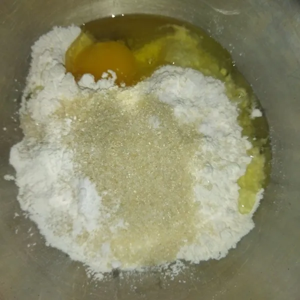 Lalu tambahkan gula pasir, telur, baking soda, baking powder, dan garam.