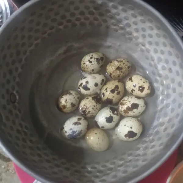 Rebus telur puyuh hingga matang lalu kupas.