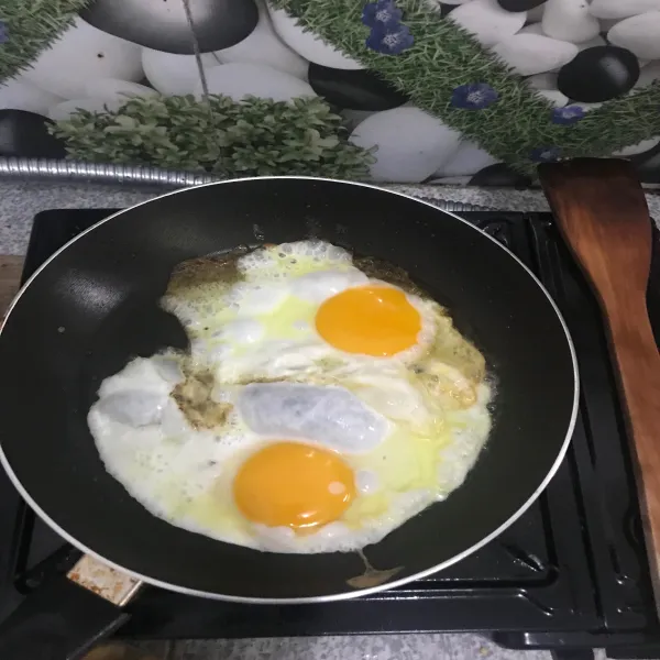 Panaskan minyak, lalu pecahkan telur.