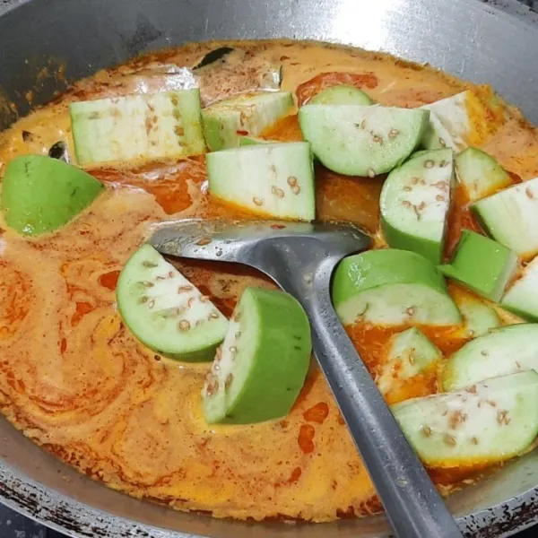 Masukkan terong dan juga ikan yang sudah di goreng tadi, kemudian masak hingga mendidih.