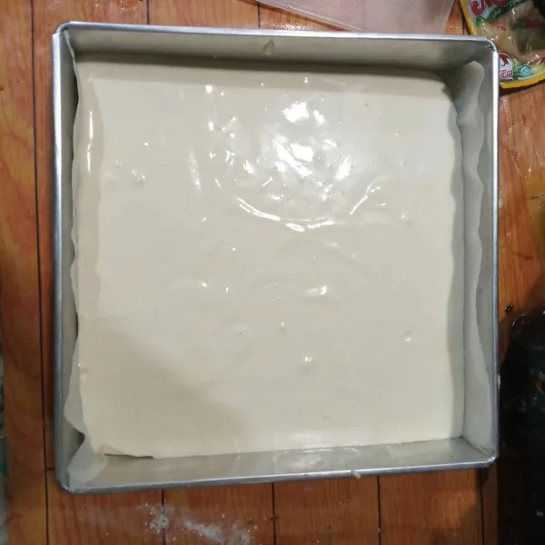 Tuang ke dalam loyang ukuran 20x20 yang sudah dioles margarin dan dilapisi kertas roti. Hentakkan pelan.