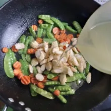 Masukkan putren, tuangi air. Bumbui gula, garam, dan lada lalu tunggu mendidih.