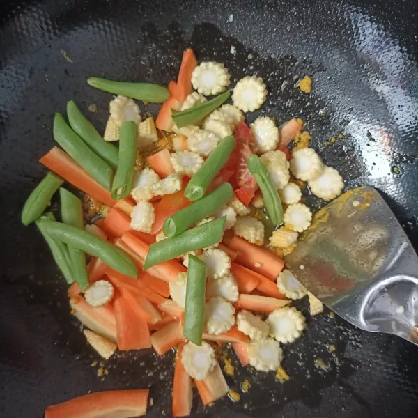 Masukkan wortel, buncis, dan putren (jagung muda).