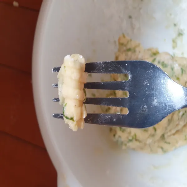 Bentuk menggunakan garpu.