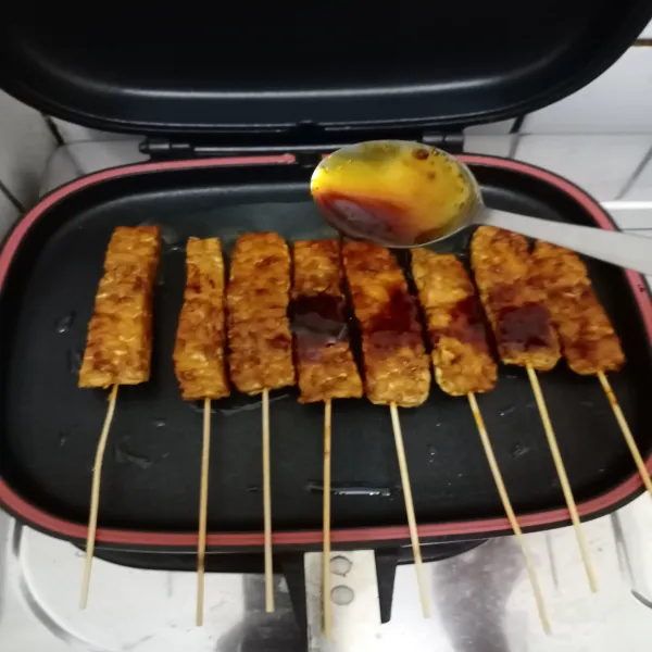 Panggang tempe dengan api kecil hingga berubah warna.