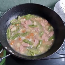 Masukkan telur, aduk-aduk agar telur tercampur merata.