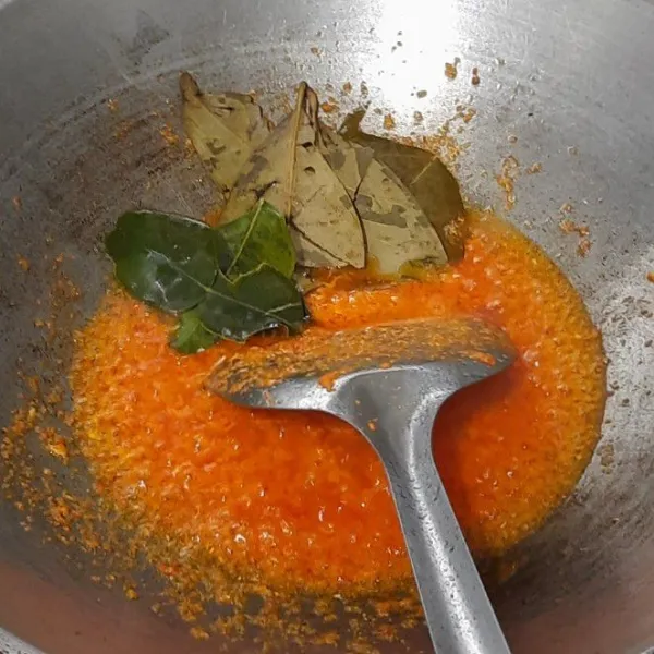 Tumis bumbu halus, lalu tambahkan daun jeruk dan daun salam. Masak hingga wangi.