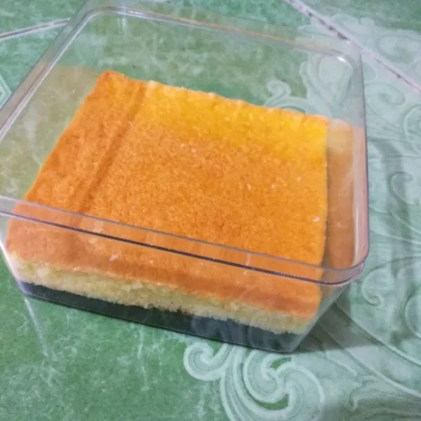 Susun lapisan remahan crumb oreo pada dasar wadah, lalu cake.