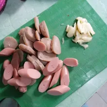 Iris bakso dan sosis. Geprek bawang putih.