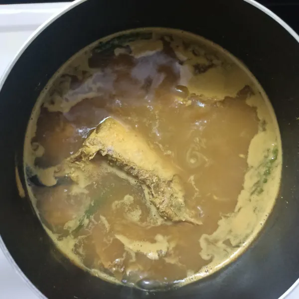 Setelah mendidih, matikan api. Koreksi rasa dan sajikan.