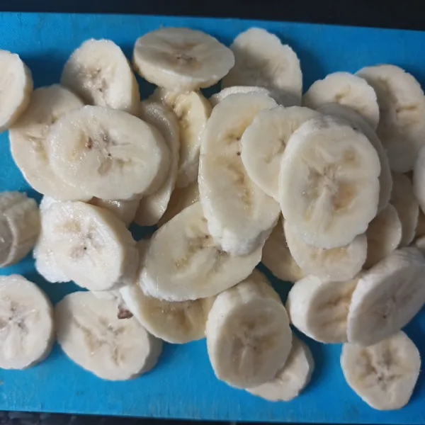 Potong pisang agak serong.