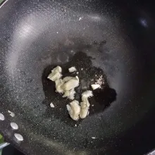 Tumis bawang putih sampai harum.
