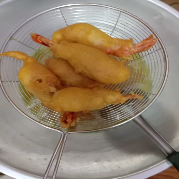 Tiriskan saat udang sudah keemasan