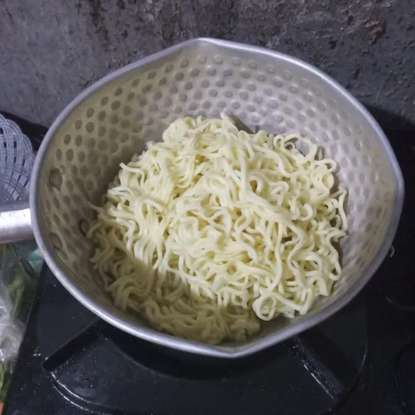 Rebus mie dalam air mendidih selama 3 menit, kemudian tiriskan.