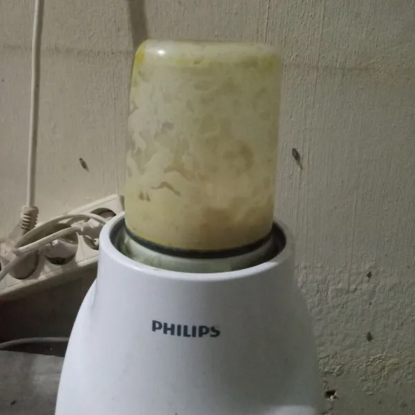 Blender semua bahan bumbu halus.