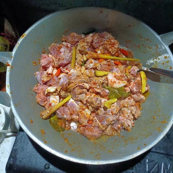 Lalu masukkan daging kambing, masak sampai daging berubah warna.