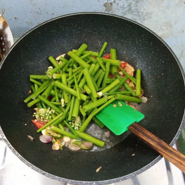 Masukkan blalu dan sedikit air. Aduk rata. Masak sampai layu.