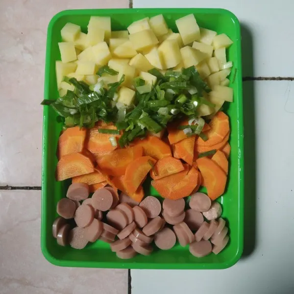 Potong sayur dan bahan lainnya sesuai selera, sisihkan.